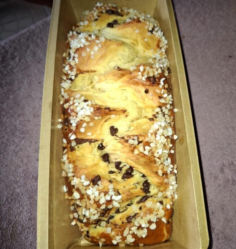 Grosse brioche au sucre et au chocolat 2